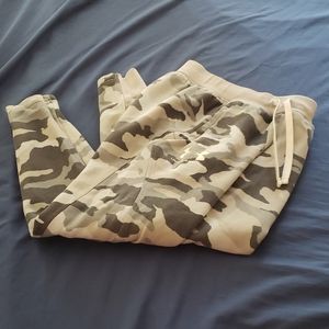 Boys Under Armour Small ys Grey cammo sweatpants